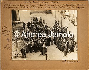  Fotografia di gruppo Corso di musica della scuola Cesare Battisti alla quale ha partecipato Giuseppe Lombardo Radice - con un mazzo di fiori in mano | Andrea Jemolo