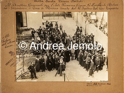  Group photography Music course of the Cesare Battisti school attended by Giuseppe Lombardo Radice - with a bouquet of flowers in hand | Andrea Jemolo
