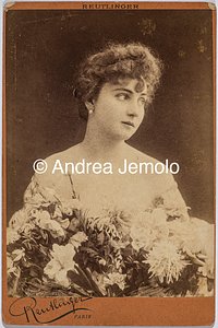  Ritratto di una giovane donna con fiori | Andrea Jemolo