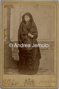  Ritratto di una giovane donna nel costume tradizionale di Malta | Andrea Jemolo