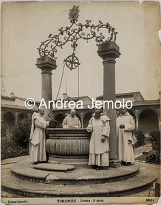  Frati della Certosa di Firenze raccolgono l'acqua dal pozzo | Andrea Jemolo
