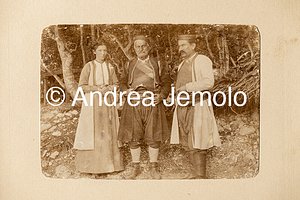  Fotografia di tre abitanti di Crkvice nei loro vestiti tradizionali | Andrea Jemolo