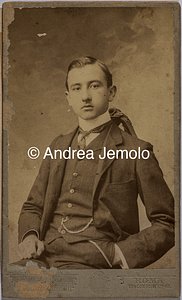  Young man dressed elegantly | Andrea Jemolo