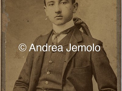  Young man dressed elegantly | Andrea Jemolo