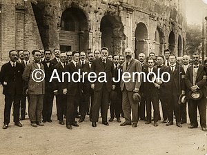  Fotografia di gruppo con Giovanni Gentile e Giuseppe Lombardo Radice davanti al Colosseo | Andrea Jemolo