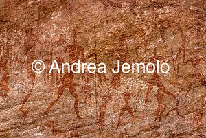  Dipinto rupestre raffigurante uomini armati di lance, Tassili n’Ajjer, Tadart Rouge - Periodo del cavallo | Andrea Jemolo