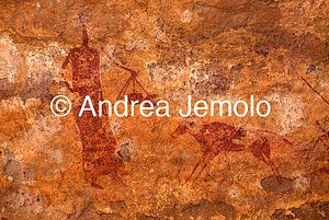  Dipinto rupestre raffigurante una donna che trasporta merci, Tassili n’Ajjer, Tadart Rouge - Periodo del cavallo | Andrea Jemolo