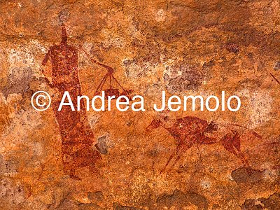  Rock painting depicting a woman carrying food, Tassili n’Ajjer, Tadart Rouge - Period of the horse | Andrea Jemolo