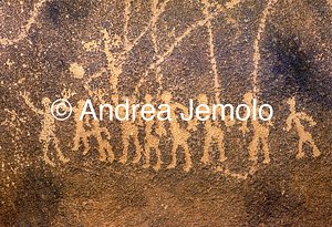  Incisione rupestre raffigurante un gruppo di uomini - Tassili n'Ajjer, Tadart Rouge | Andrea Jemolo
