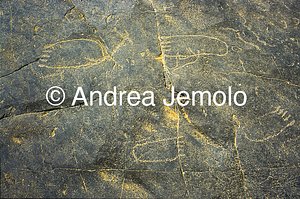  Graffiti, incisioni rupestri con impronte di piedi umani, oasi di Iherir, Tassili n’Ajjer, Tadart Rouge | Andrea Jemolo