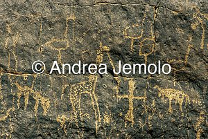  Dipinto rupestre raffigurante uomini e animali, Tassili n’Ajjer, Tadart Rouge - Periodo delle teste tonde | Andrea Jemolo