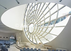 Chiesa del Santo Volto di Gesù Interno della chiesa con vetrata | Andrea Jemolo