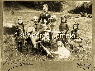 Middle class family with dogs and toys for children | Andrea Jemolo
