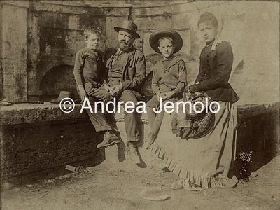  Popular family in front of the fountain of Acqua Acetosa | Andrea Jemolo