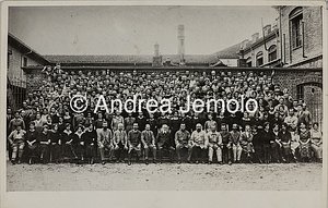  Foto di gruppo dei lavoratori di una fabbrica inglese, con il proprietario, gli impiegati e gli operai | Andrea Jemolo