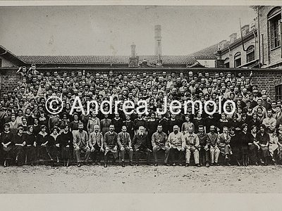  Group photo of workers of an English factory, with owner, employees and workers | Andrea Jemolo