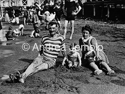  Bathers on a beach in Ladispoli | Andrea Jemolo
