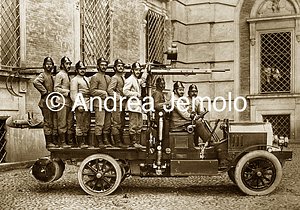 Officine Ansaldo Automezzo dei pompieri con 10 persone di equipaggio | Andrea Jemolo