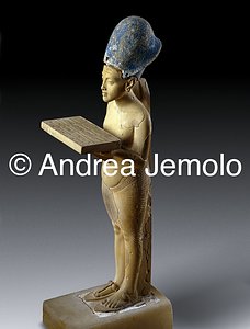 Egyptian museum Akhenhaton in action of offer, Tell el-Amarna | Andrea Jemolo
