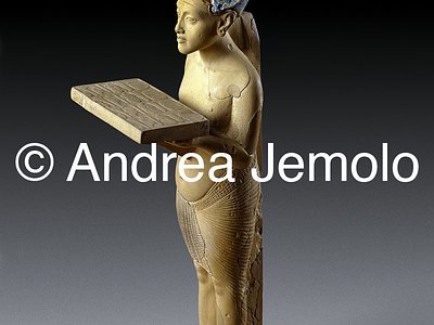 Egyptian museum Akhenhaton in action of offer, Tell el-Amarna | Andrea Jemolo