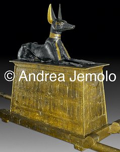 Museo Egizio Scrigno dorato col dio Anubis, Tebe | Andrea Jemolo