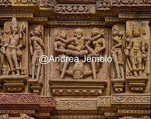 Tempio Kandariya Mahadeva Sculture sulla facciata sud con soggetti erotici | Andrea Jemolo