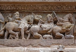 Tempio Lakshmana Scultura con donne a cavallo e maiale - facciata sud | Andrea Jemolo