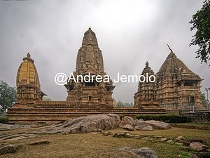 Templi Kandariya Mahadeva, Mahadeva, Devi Jagadami visti da ovest con reperti archeologici Templi Kandariya Mahadeva, Mahadeva, Devi Jagadami visti da ovest | Andrea Jemolo