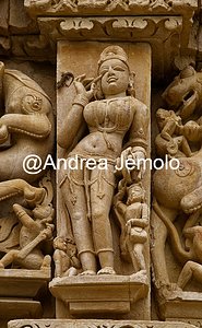 Tempio Parshvanatha Surasundari si applica il trucco per gli occhi | Andrea Jemolo