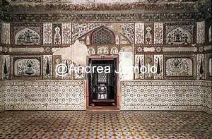Mausoleo di I'timād-ud-Daulah Interno decorato con vasi, motivi vegetali e geometrici | Andrea Jemolo