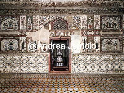 The tomb of I'timād-ud-Daulah Interior decorated with vases, vegetal and geometric patterns | Andrea Jemolo