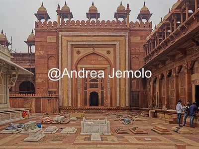 Jama Masjid Small shrines and tombs in the courtyard | Andrea Jemolo
