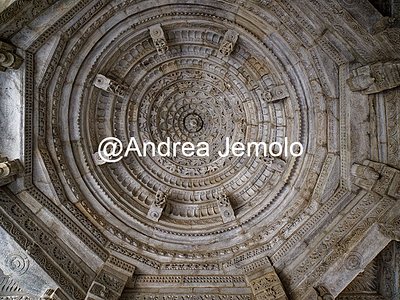 Ranakpur Jain temple - Chaturmukha Dharana Vihara Detail of the ceiling of a dome | Andrea Jemolo