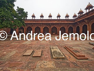 Jama Masjid Small shrines and tombs in the courtyard | Andrea Jemolo