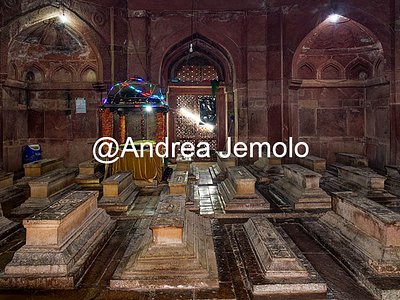 Jama Masjid Tombs inside Jama Masjid | Andrea Jemolo