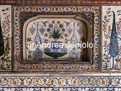 The tomb of I'timād-ud-Daulah Interior decorated with vases, vegetal and geometric patterns | Andrea Jemolo