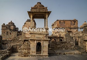Complesso del palazzo in rovina nel Forte Chittorgarh Complesso di palazzi in rovina | Andrea Jemolo