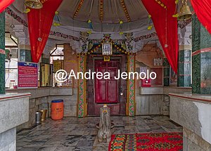 Piccolo santuario al dio indù Ganesha   | Andrea Jemolo