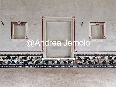 Kumbhalgarh or Kumbhal fort Palace wall painting with fights between elephants | Andrea Jemolo