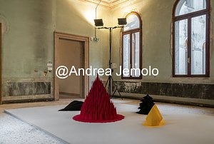Anish Kapoor Foundation - Palazzo Priuli Manfrin White Sand, Red Millet, Many Flowers | Andrea Jemolo