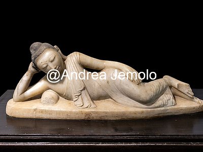 Napier Museum Sculpture of Buddha in marble, cm. 87 x 31.5 | Andrea Jemolo
