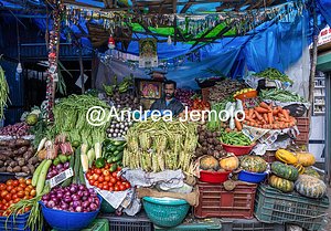 Munnar city centre Fruit and vegetable stand in Munnar market | Andrea Jemolo