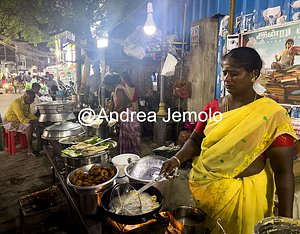 Munnar city centre A street food stand in the Munnar market | Andrea Jemolo