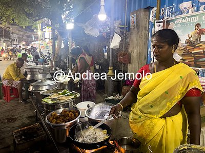 Munnar city centre A street food stand in the Munnar market | Andrea Jemolo