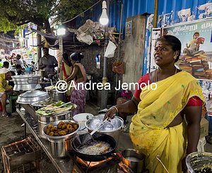 Munnar city centre A street food stand in the Munnar market | Andrea Jemolo