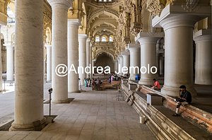 Thirumalai Nayakkar Mahal View of the corridor around the courtyard of the palace | Andrea Jemolo