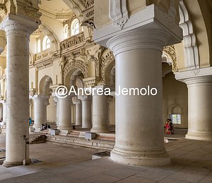 Thirumalai Nayakkar Mahal View of the corridor around the courtyard of the palace | Andrea Jemolo