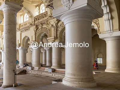 Thirumalai Nayakkar Mahal View of the corridor around the courtyard of the palace | Andrea Jemolo