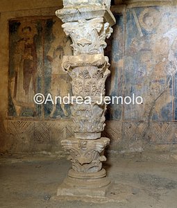 Chiesa di Agios Pandeleimon Colonna di capitelli sovrapposti | Andrea Jemolo