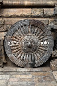 Airavatesvara Temple Wheel of the biga carved in stone | Andrea Jemolo